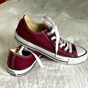 Maroon Converse Lo top ALL STAR sneakers.